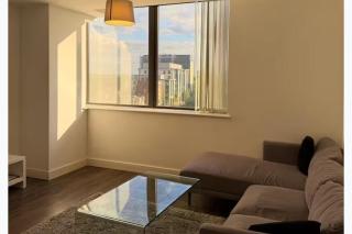 Central 1-Bed Apt Sleeps 3 with City Views - 0