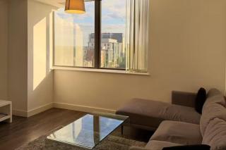Central 1-Bed Apt Sleeps 3 with City Views - 3