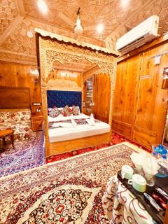 Royal Sovereign Group of Houseboats - 8
