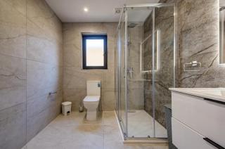 2BR APT 2 Ensuite Baths Sea Views 3 Min to Beach - 7