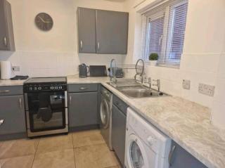 House Sleeps 8 with Garden and Parking - 5