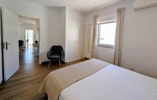 Lovely & bright renovated apt. w/ balcony in Lagos - 8