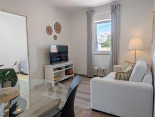 Lovely & bright renovated apt. w/ balcony in Lagos - 5