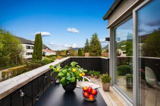 Moderne hus - sentralt, rolig med gratis parkering - 1