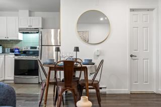 Luxury Downtown Apartment with 2 Queen Beds - 7