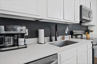 Designer 2BR - Historic Charm Walk to Fun - 3
