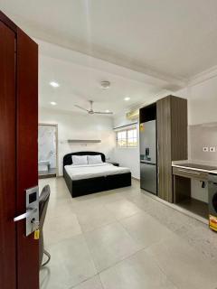 Deluxe Balcony Room in East Legon with Free Breakfast & Gym Access - 6
