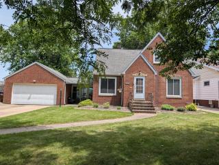 Cozy Spacious Parma Bungalow, Near Cleveland! - 2