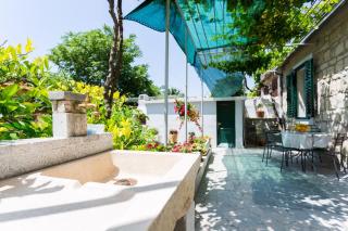 Apartment with Private Garden - 0