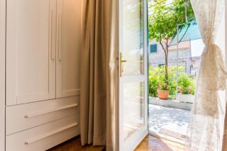 Apartment with Private Garden - 7