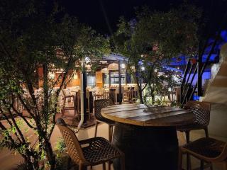 TRR2-2BR Apt, near Beach with Fine Cuisine & Pool - 4