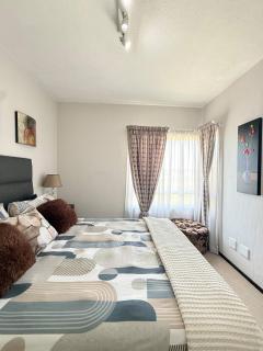 Quiet Broadacres Escape Pool Netflix Fast WiFi - 8