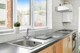 NEW! 4BR House, free parking, near City Centre - 1
