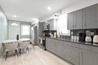 3BR Apt in West New York Free Parking up to 8 people - 2