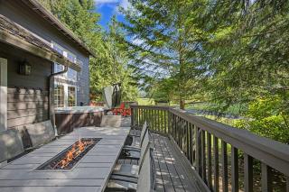 Lazy Bear Lodge · Spacious 6BR Lodge with Chef's Kitchen, Hot Tub, Golf Views and more - 2