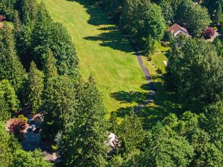 Lazy Bear Lodge · Spacious 6BR Lodge with Chef's Kitchen, Hot Tub, Golf Views and more - 1