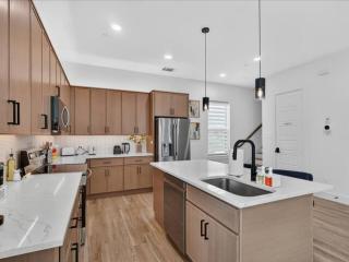Luxe 2BR Townhome 2-Car Garage DT - 8