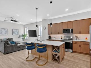 Luxe 2BR Townhome 2-Car Garage DT - 4