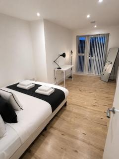 Modern Central Apartment 1-Min Walk to Station - 6