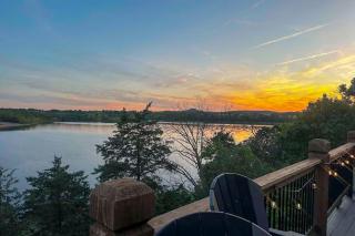 Lavish Retreat w/ Decks, Steps to Table Rock Lake! - 0