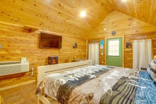 Close to Blanchard Caverns! Nature-Centric Cabin - 4