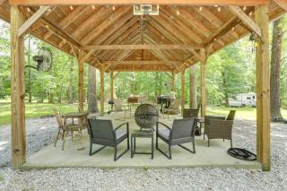 Near Blanchard Springs! Classic Cabin in the Woods - 9