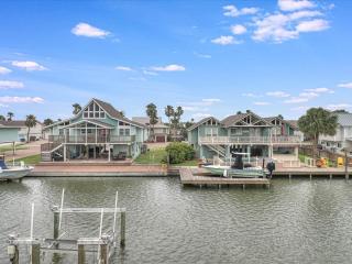 Casa Del Sol Waterfront 4 Bedroom Family Home with Private Pool and Fishing Access - 1