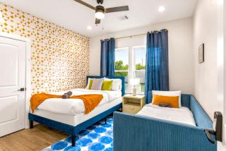 Downtown Luxe Retreat - King Bed, Pool, Pong, Billiards, Grill & FREE Coffee - 4
