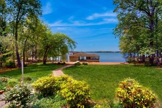 Spacious lakefront house w/private hot tub, deck, fire pit & grill - 0
