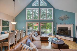 Lakefront oasis with free WiFi, private dock, furnished deck, & paddleboards - 0