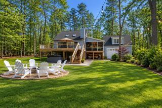 Renovated lakehouse with dock, hot tub, firepit & bi-level deck - dogs OK - 0