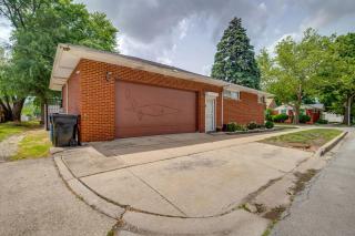 Near Parks & Metra Stations! Chicago Apt w/ Bar - 7