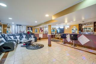 Near Parks & Metra Stations! Chicago Apt w/ Bar - 6