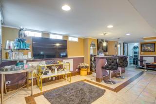 Near Parks & Metra Stations! Chicago Apt w/ Bar - 5