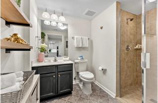 5 Star Resort 6th fl 2BR 2 BATH King Suite Shuttle Pools Family - 1