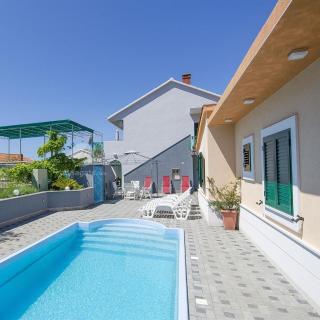Family-friendly apartments with swimming pool Okrug Donji, Ciovo - 25498 - 4