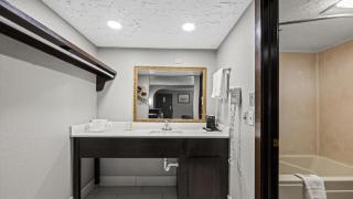 Super 8 by Wyndham Norman West - 4