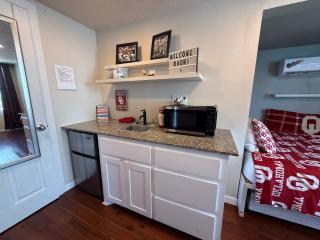 SE Wichita Mountains Tiny House Stay w Patio Suite - 3
