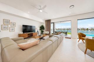 Poolside 5-Bed House on Newport Waterfront - 9