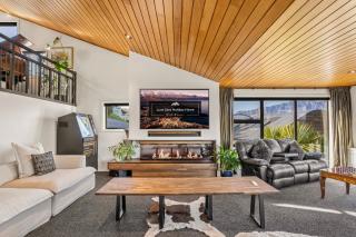 Grand Thorn Retreat with Spa pool - 9