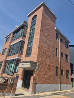 Young House - 4