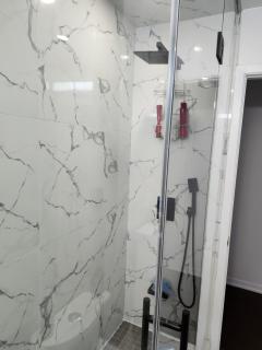 King ensuite room in a property licensed by city-Mississauga - 9
