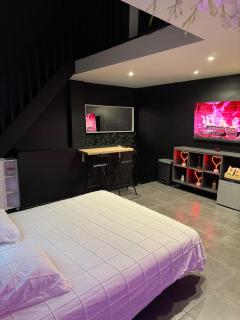 Romantic suite with hot tub - 4