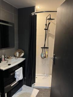 Romantic suite with hot tub - 3