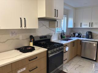 Downtown Vancouver Cozy Living Room Stay- Open Room - Walk to FIFA Stadium & Sky Train, Free Parking & Wifi - 8