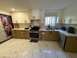 Downtown Vancouver Cozy Living Room Stay- Open Room - Walk to FIFA Stadium & Sky Train, Free Parking & Wifi - 7