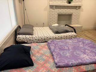 Downtown Vancouver Cozy Living Room Stay- Open Room - Walk to FIFA Stadium & Sky Train, Free Parking & Wifi - 5