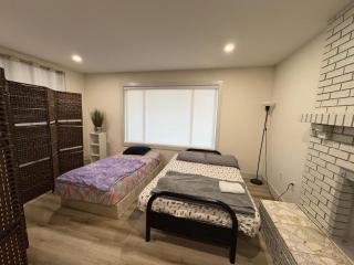 Downtown Vancouver Cozy Living Room Stay- Open Room - Walk to FIFA Stadium & Sky Train, Free Parking & Wifi - 3