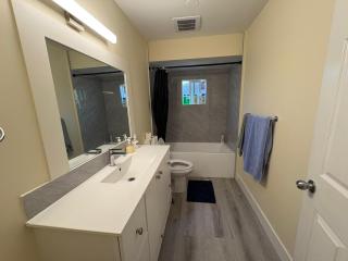 Vancouver Cozy Room- Downtown 6 Min, Free Parking & Near Transit - 2