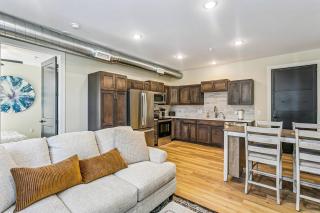 Hyde Park Flats Luxury Apartment Near Downtown! - 4